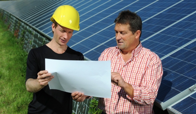 Green City Energy_Mitarbeiter bei der Planung einer PV-Anlage_Foto ...